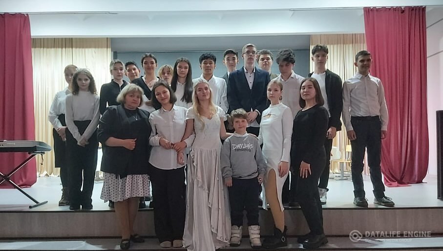 Ученики старших классов показали литературно - музыкальную композицию